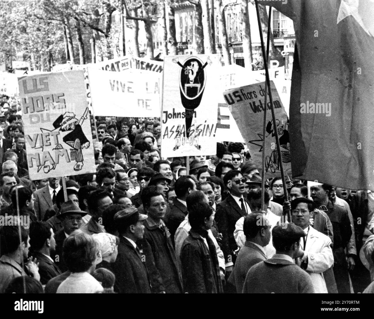 I dimostranti nordvietnamiti marciano contro i bombardamenti americani e la guerra del Vietnam. Parigi , France1 maggio 1968 Foto Stock