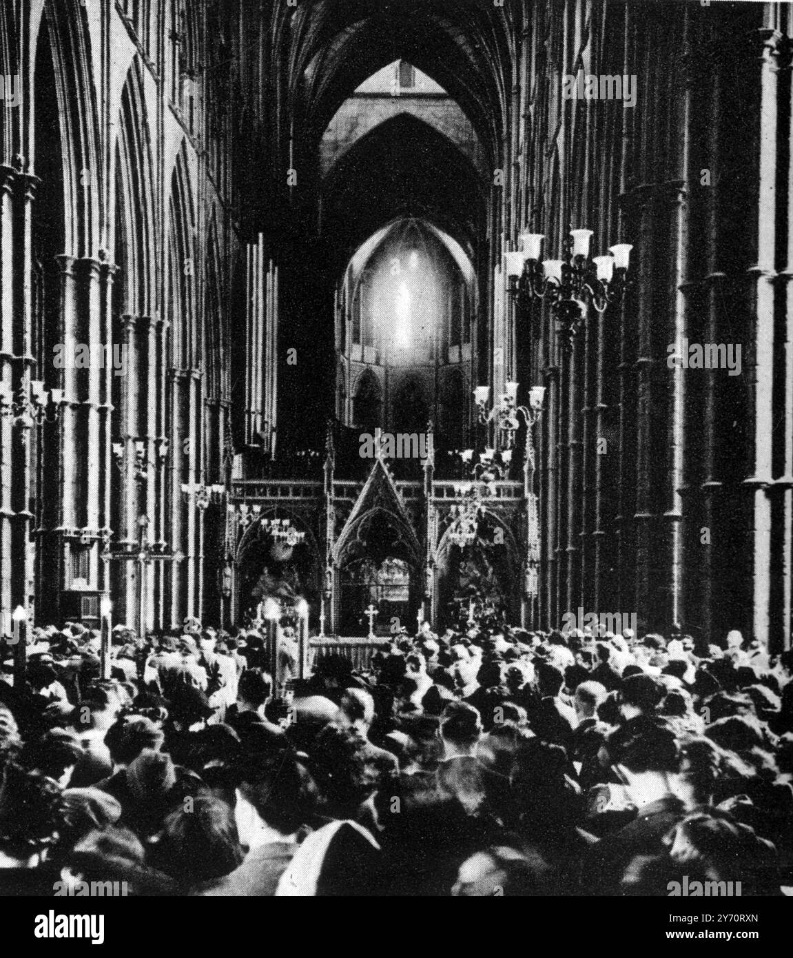 Ve Day : servizi del Ringraziamento 8 maggio 1945 . Il servizio di ringraziamento per la vittoria nell' Abbazia di Westminster , i pari parteciparono al servizio , anche l' Arcivescovo di Canterbury e il Vescovo di Wakefield , Londra , Inghilterra . 19 maggio 1945 Foto Stock