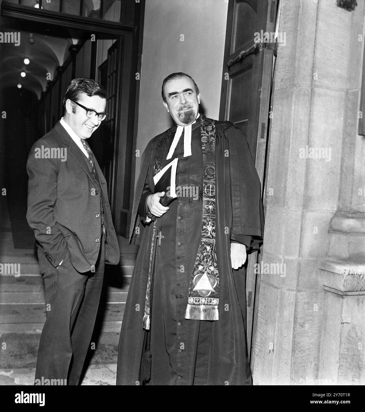 Dr. Jesse Dickson Mabon (a sinistra) , Ministro aggiunto per la Scozia , con il Rev. John Miller Scott , Pastore della Chiesa di Scozia alla cerimonia di kirking di oggi tenutasi presso la Chiesa di Crown Court , Sloane Square , Londra. Il moderatore della Chiesa di Scozia e diversi parlamentari scozzesi hanno partecipato alla cerimonia il 27 novembre 1968 Foto Stock