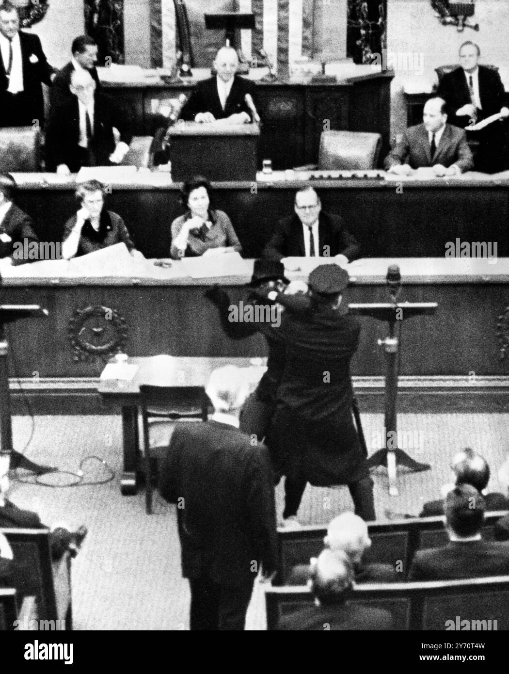 Washington DC : con la faccia annerita e con un cappello a tubo , un uomo che si è recato nella camera dei rappresentanti è stato afferrato da una guardia di polizia . L'intruso gridò: "Mi sento la delegazione del Mississippi" e disse che era Robert Lloyd , membro del partito nazista americano. 4 gennaio 1965 Foto Stock