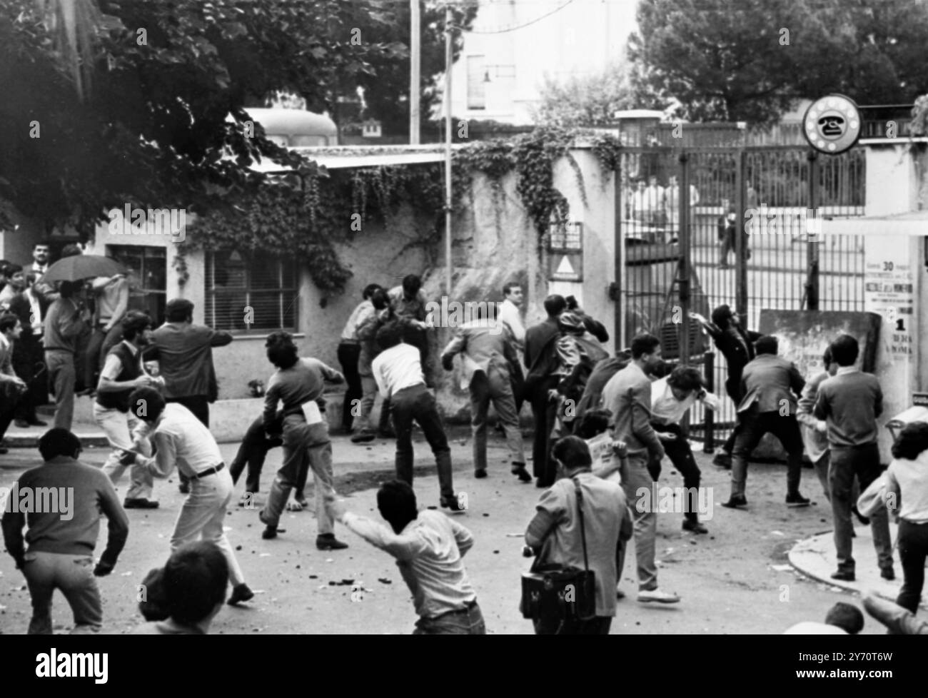 Roma : gli studenti di sinistra difendono le porte chiuse dell'Università di Roma , gettando pietre acciottolate alle ali di destra che cercano di irrompere nell'Università , occupata dal 31 maggio dagli studenti comunisti. Sulla destra della porta si trova una grande lastra di pietra usata come scudo contro le pietre lanciate dall'esterno il 1 giugno 3 giugno 1968 Foto Stock