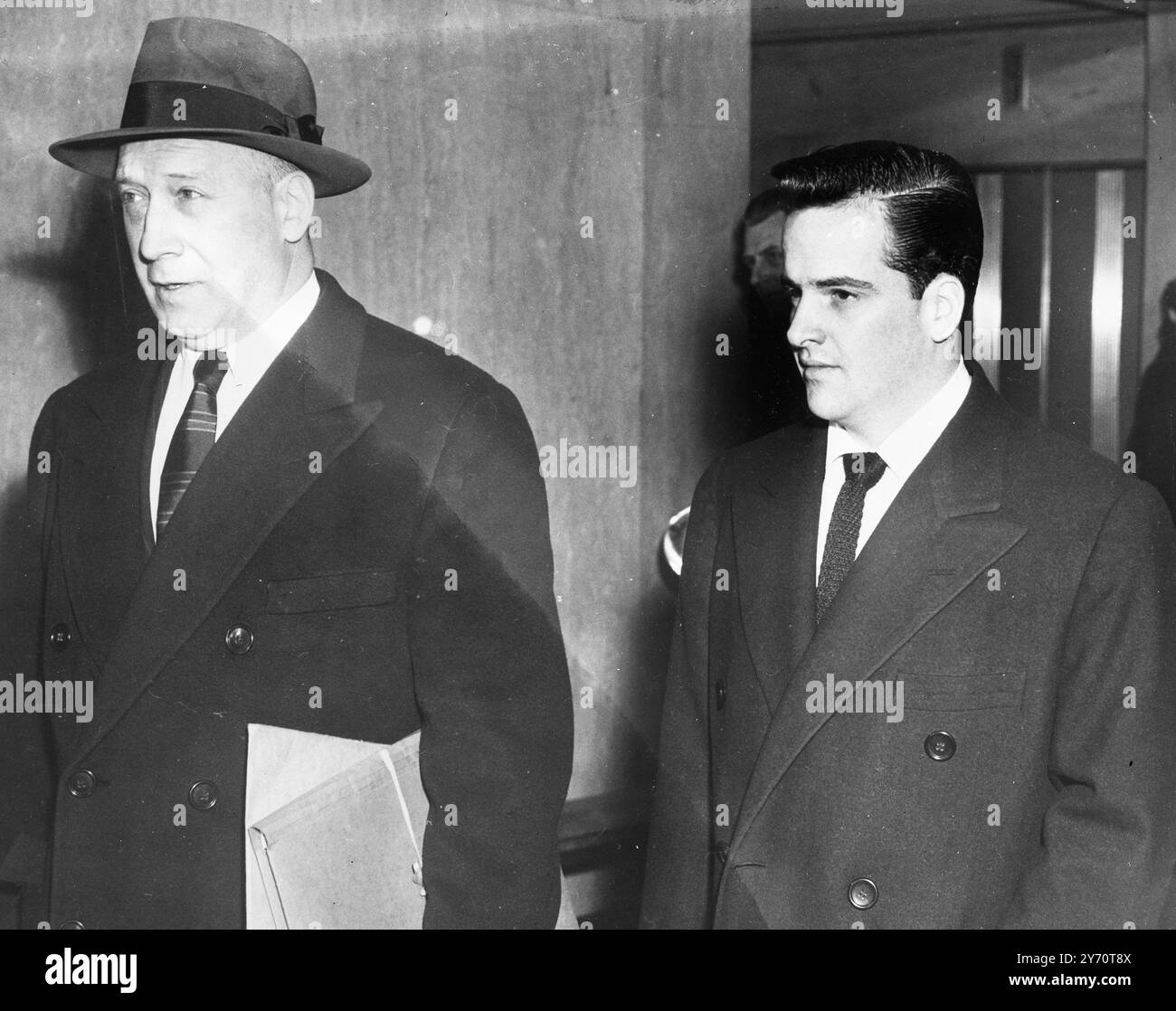 New York : erede di una fortuna di margarina, Minot ( " Mickey " ) Jelke (a destra) arriva al Tribunale penale di New York per affrontare le accuse di "prostituzione obbligatoria". Con lui c'è il suo avvocato, il signor Samuel Segal. All'età di 23 anni, Jelke è accusata di gestire un vizio e di fornire amiche per uomini ricchi. Potrebbe essere mandato in prigione per 146 anni se giudicato colpevole di tutti i capi d'accusa. 8 febbraio 1953 Foto Stock
