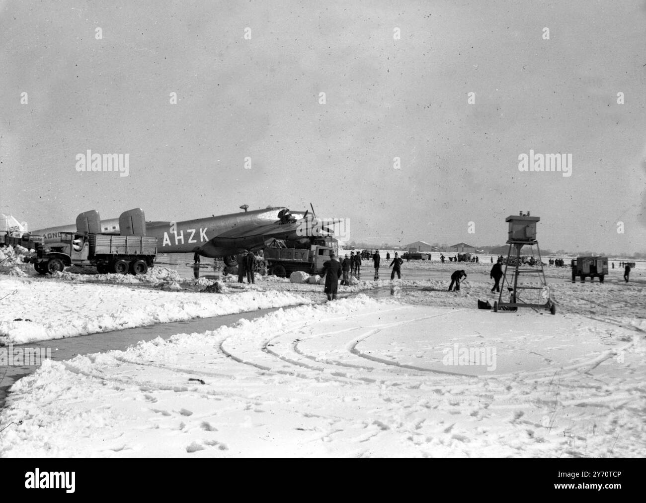 La pulizia della neve e del ghiaccio per le squadre di viaggio aereo erano oggi impegnate a pulire le piste di Heathrow - Aeroporto di Londra - rendendo possibile l' uso dell' aeroporto da parte degli aerei . Il maltempo ha reso estremamente difficile il trasporto aereo negli ultimi giorni . Spettacoli fotografici: Uomini al lavoro che puliscono la neve all'aeroporto di Londra 7 marzo 1947 Foto Stock