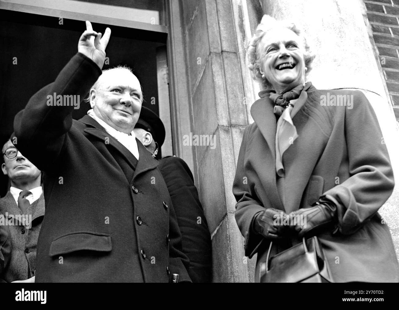 Churchill 's Victory Smile Winston Churchill vinse Woodford, Essex per i conservatori alle elezioni generali. Diede il cartello della Vittoria quando lasciò la St Barnabas Road Schools, Woodford dopo il conteggio dei voti. I guadagni conservatori nelle elezioni si stanno accumulando. 26 ottobre 1951 Foto Stock