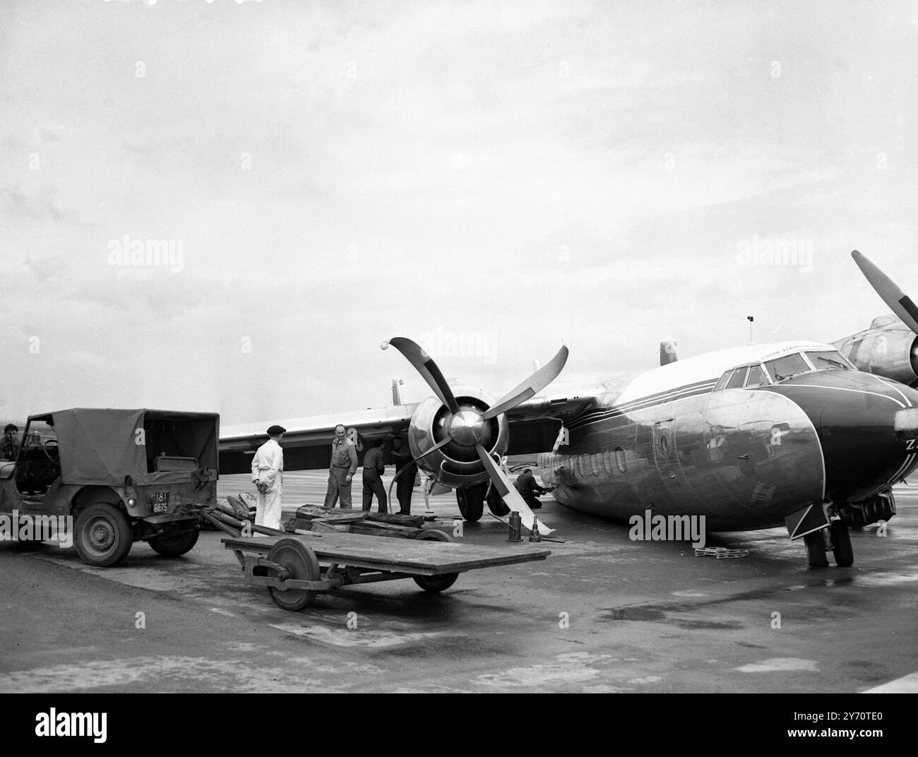 Parigi : il Duca di Windsor era uno dei 45 passeggeri a bordo di questo aereo di linea BEA ' Elizabethan ' che è fuggito senza infortuni quando l'aereo si è schiantato dopo l'atterraggio all'aeroporto di le Bourget, Parigi, oggi. Il bimotore era appena atterrato da Londra e stava rullando quando la ruota di dritta crollò e l' aereo si ribaltò , danneggiò la punta delle ali e schiantò le eliche del motore di dritta . Il duca , che stava tornando in Francia dopo una visita privata di cinque giorni a Londra , viaggiava con il signor James Gunn , accademico reale . Prima che il Duca lasciasse l'aeroporto di Londra aveva la sa Foto Stock