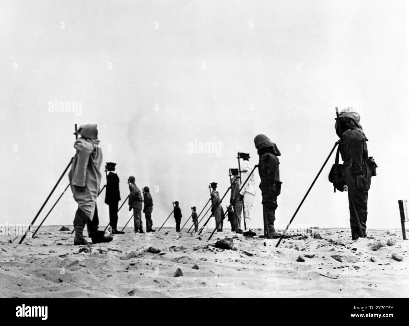 TEST ATOMICO FRANCESE NEL SAHARA Reggane , deserto del Sahara , di fronte al luogo in cui è stata scattata questa foto il terzo dispositivo nucleare francese sul poligono di Reganne nel Sahara , è sostenuto da manichini in diversi tipi di uniformi di servizio - esercito , marina e aeronautica , per studiare l' effetto esplosivo e i metodi di protezione . In un comunicato ufficiale che annunciava l' esplosione, il governo francese affermava che, come nel caso delle due precedenti esplosioni, erano state prese tutte le precauzioni necessarie affinché le conseguenze non presentassero alcun pericolo per gli abitanti. 27 dicembre 1960 Foto Stock