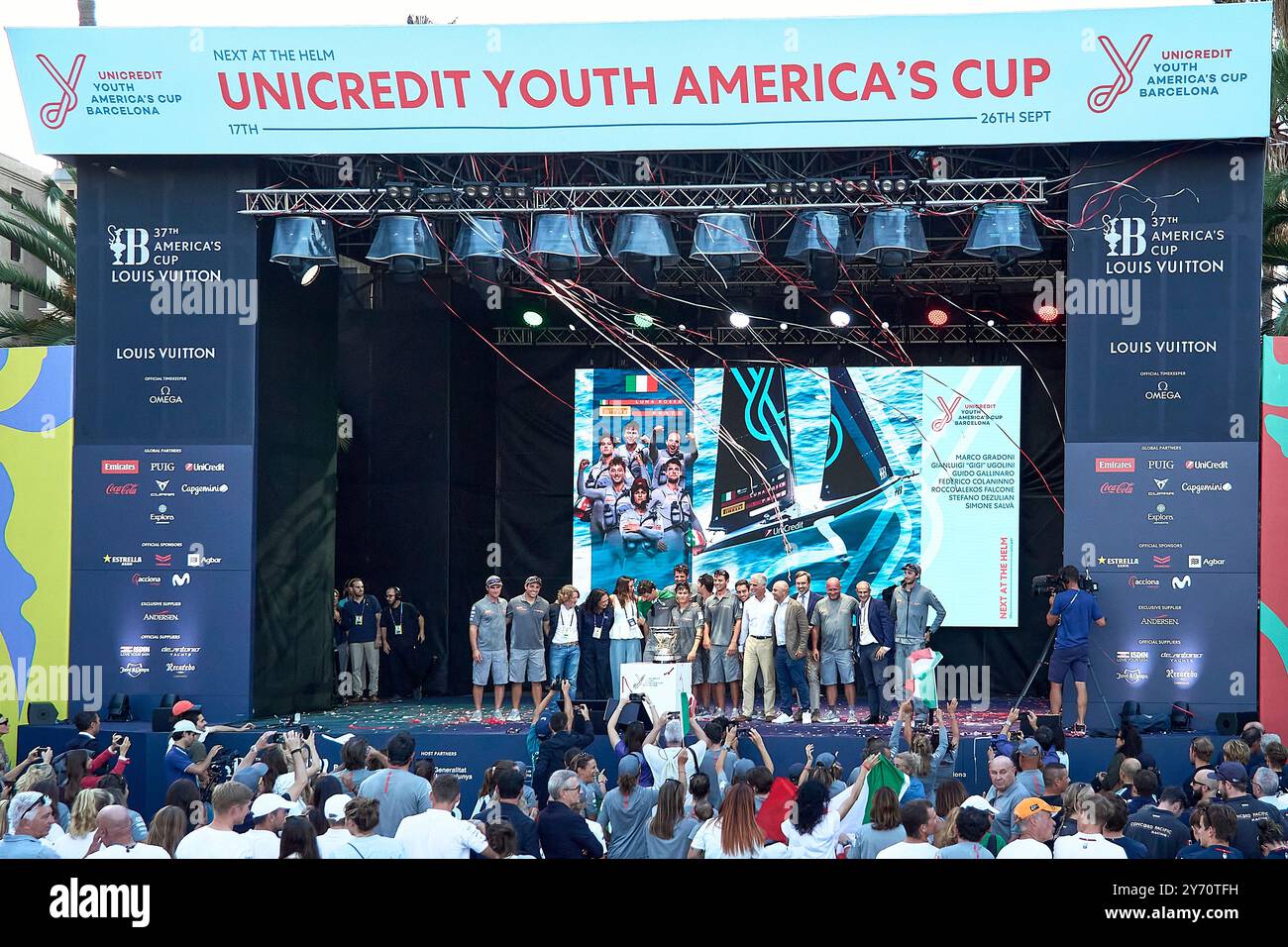 Barcellona, Spagna. 26 settembre 2024. Premiazione, Youth America’s Cup: LUNA ROSSA PRADA PIRELLI skipper Marco Gradoni sul palco con tutti gli ospiti, CREDITO FOTOGRAFICO autorevole: © Alexander Panzeri/PPL/Alamy Live News Foto Stock