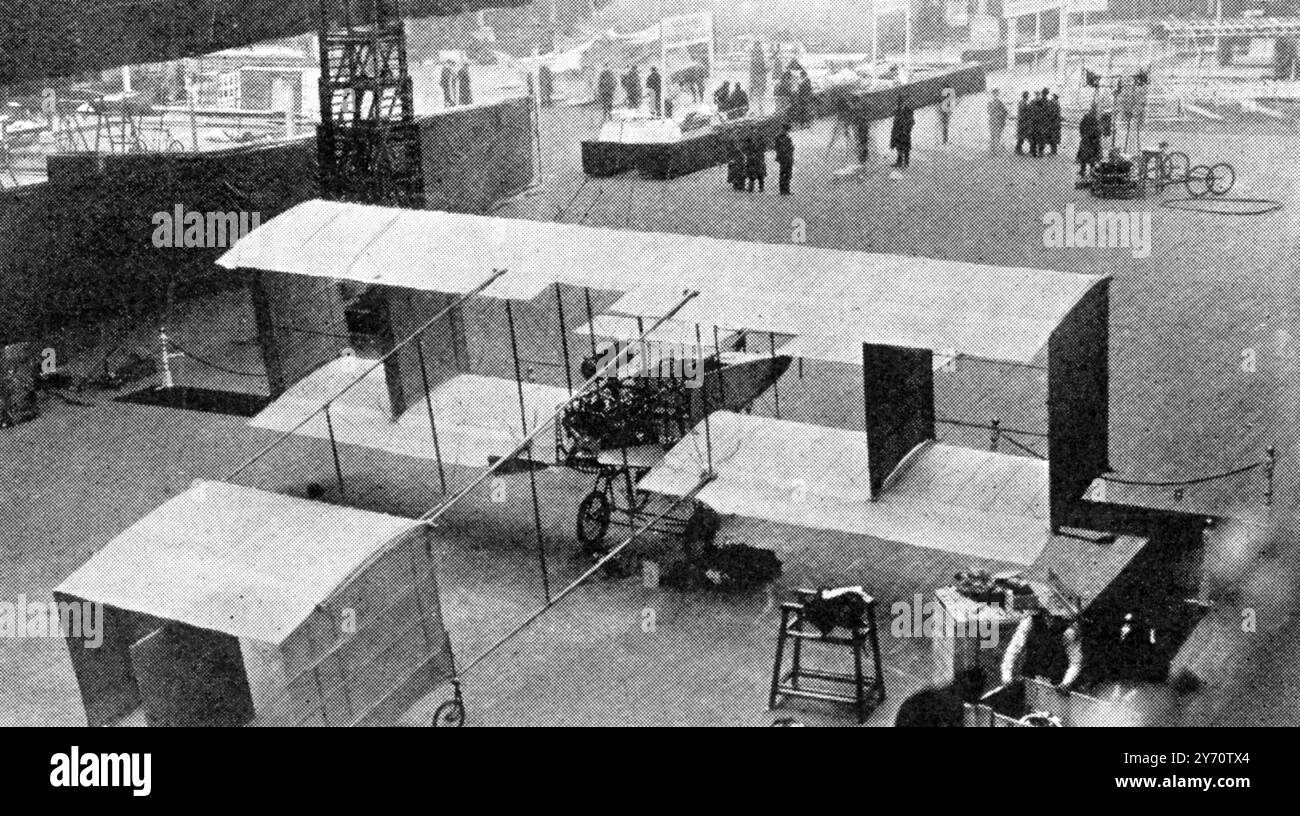 Una macchina volante britannica che volerà : il biplano Moore Brabazon . Il biplano Moore-Brabazon è un po' simile al biplano Voisin , che si dice sia secondo solo all' aereo Wright . La stabilità è data automaticamente da una coda di aquiloni . Visto qui a Olympia , Londra . 27 marzo 1909 Foto Stock