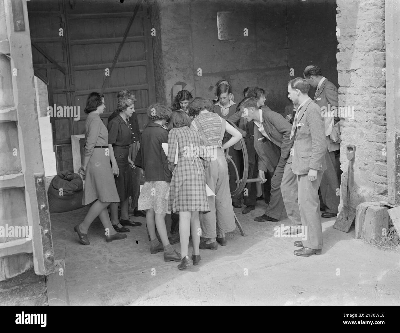 Northants Farmers scuola settimanale - Young Farmers Chaff taglio . Gennaio 1946 Foto Stock