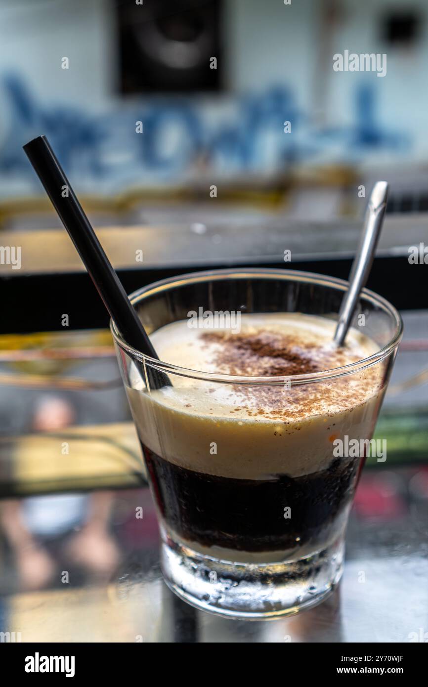 Delizioso caffè all'uovo nella famosa strada dei treni di Hanoi, Vietnam. Foto Stock