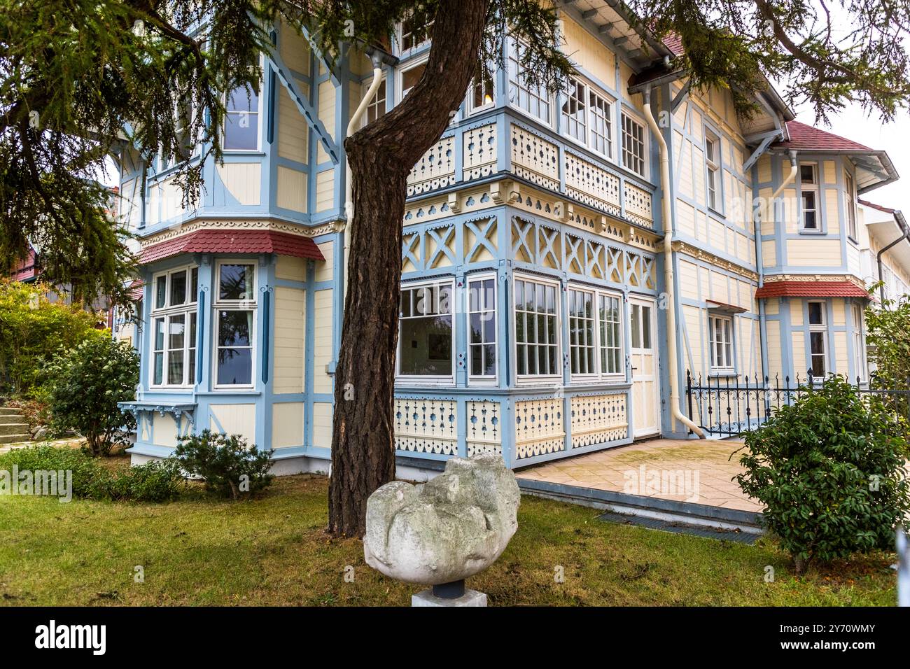 Oriel con elaborati lavori in legno, parte di una casa in legno Wolgast a Bansin. Già nel 1884, la “Wolgaster Aktien-Gesellschaft für Holzbearbeitung” produceva case in legno in serie. I clienti possono scegliere tra vari modelli e creare la propria casa. Architettura del Kaiserbäder (Imperial Spas) a Bansin, Heringsdorf, Meclemburgo-Vorpommern, Germania Foto Stock
