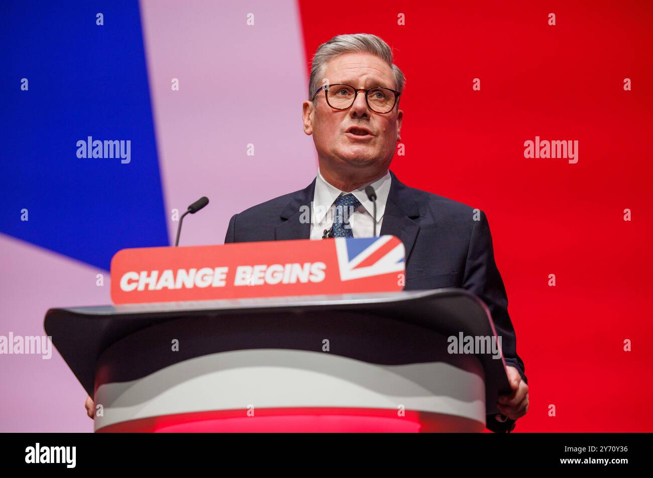 Sir Keir Starmer, primo Ministro e leader laburista, tiene il suo discorso alla Conferenza del Partito Laburista a Liverpool. Foto Stock