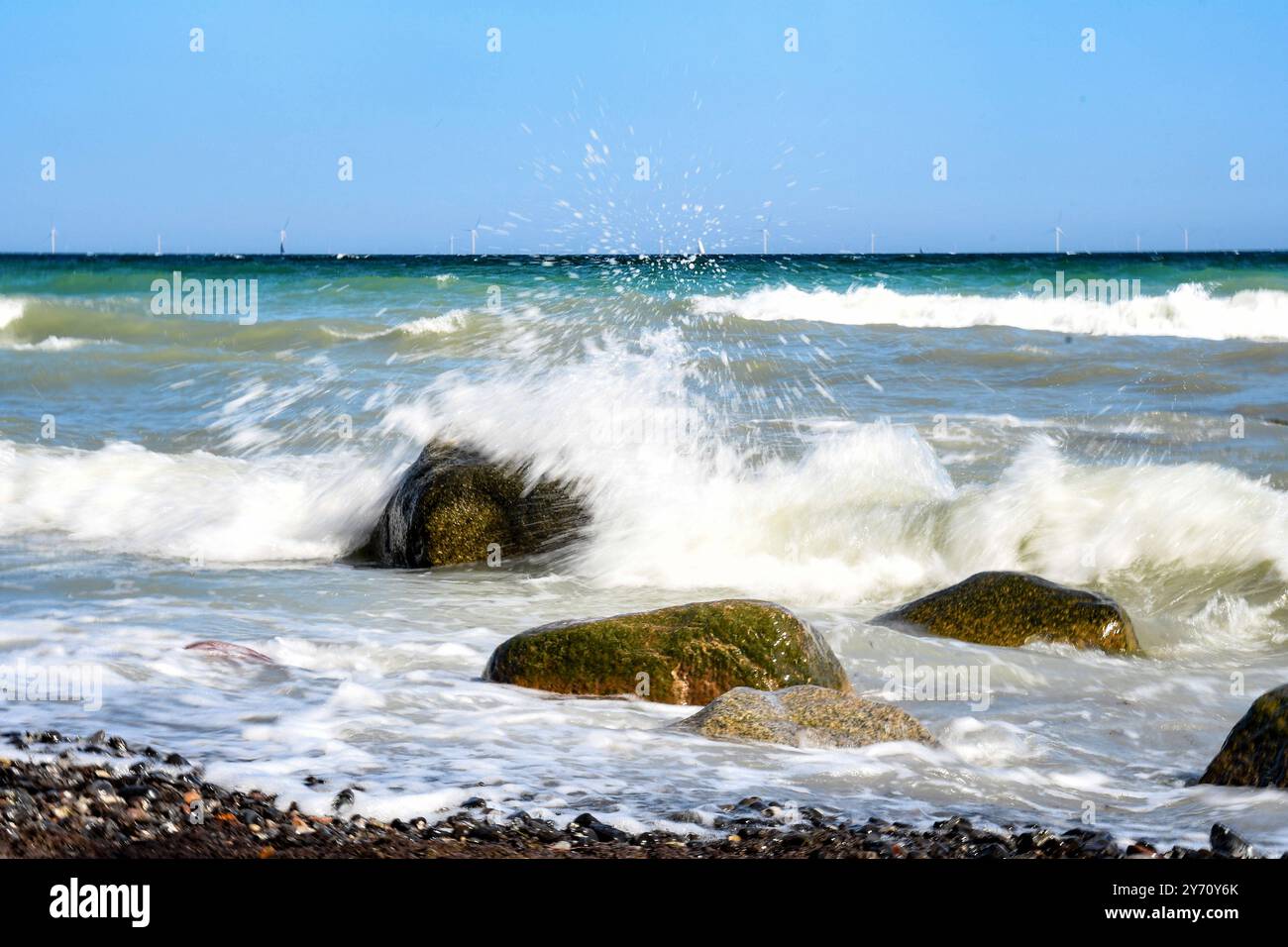 Von kreidig-weiss, aquamarin, gruen und blau reicht die Farbskala des anlaufenden Meeres an den Steilklippen von Mon. Die Kreidefelsen dort zaehlen zu den touristischen attrazioni di Daenemarks. *** I colori del mare sulle scogliere di Mon spaziano dal bianco calcareo all'acquamarina, dal verde e blu alle scogliere di gesso, ci sono una delle attrazioni turistiche di Denmarks Foto Stock