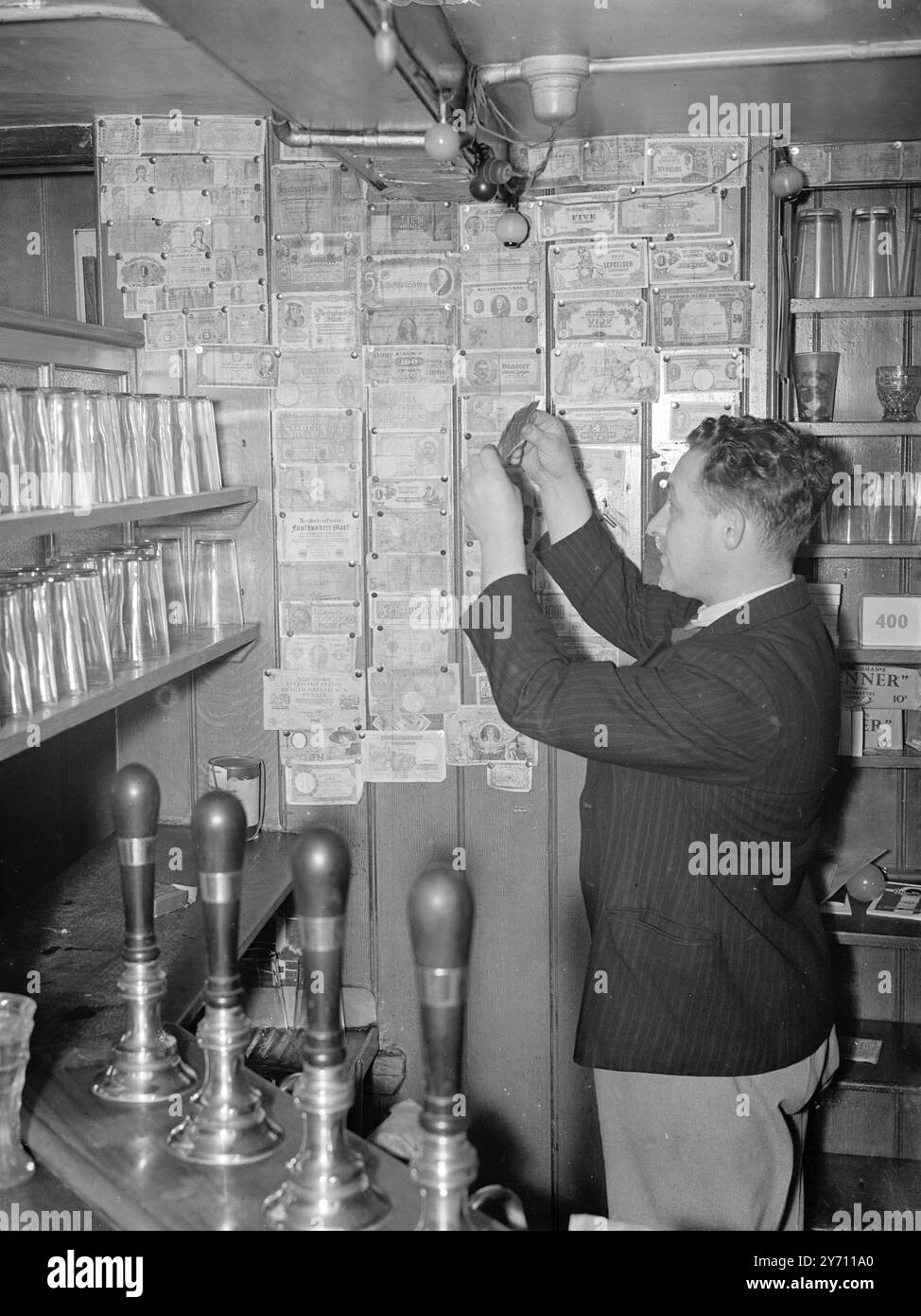 Soldi sul muro - pub della North Fleet gennaio 1940 Foto Stock