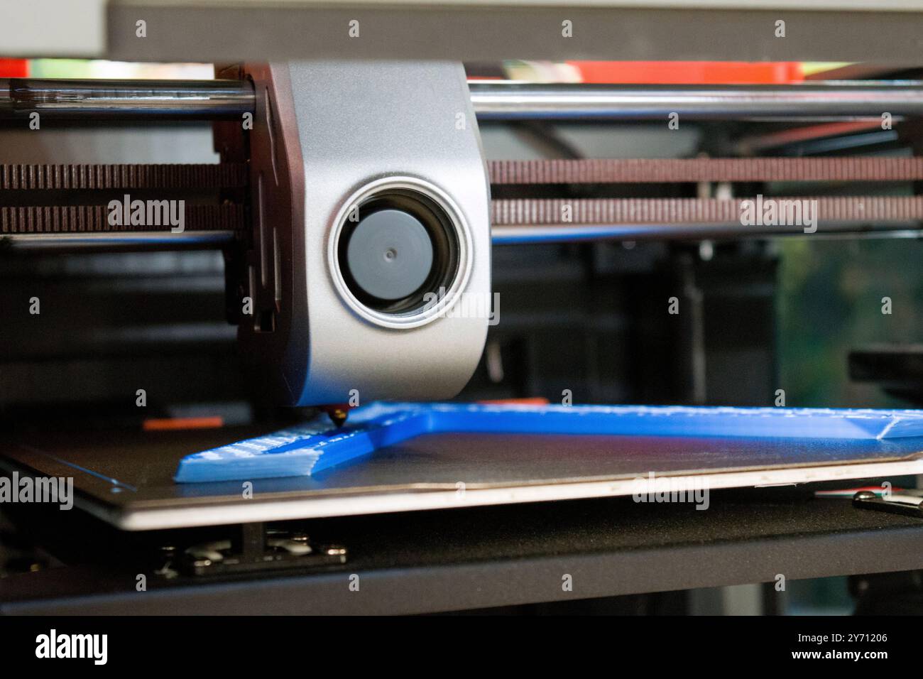 dettagli di stampa 3d, creazione di oggetti tridimensionali da un file digitale. Un estrusore per stampante 3D, un meccanismo di alimentazione del filamento utilizzato nelle stampanti 3D. Foto Stock