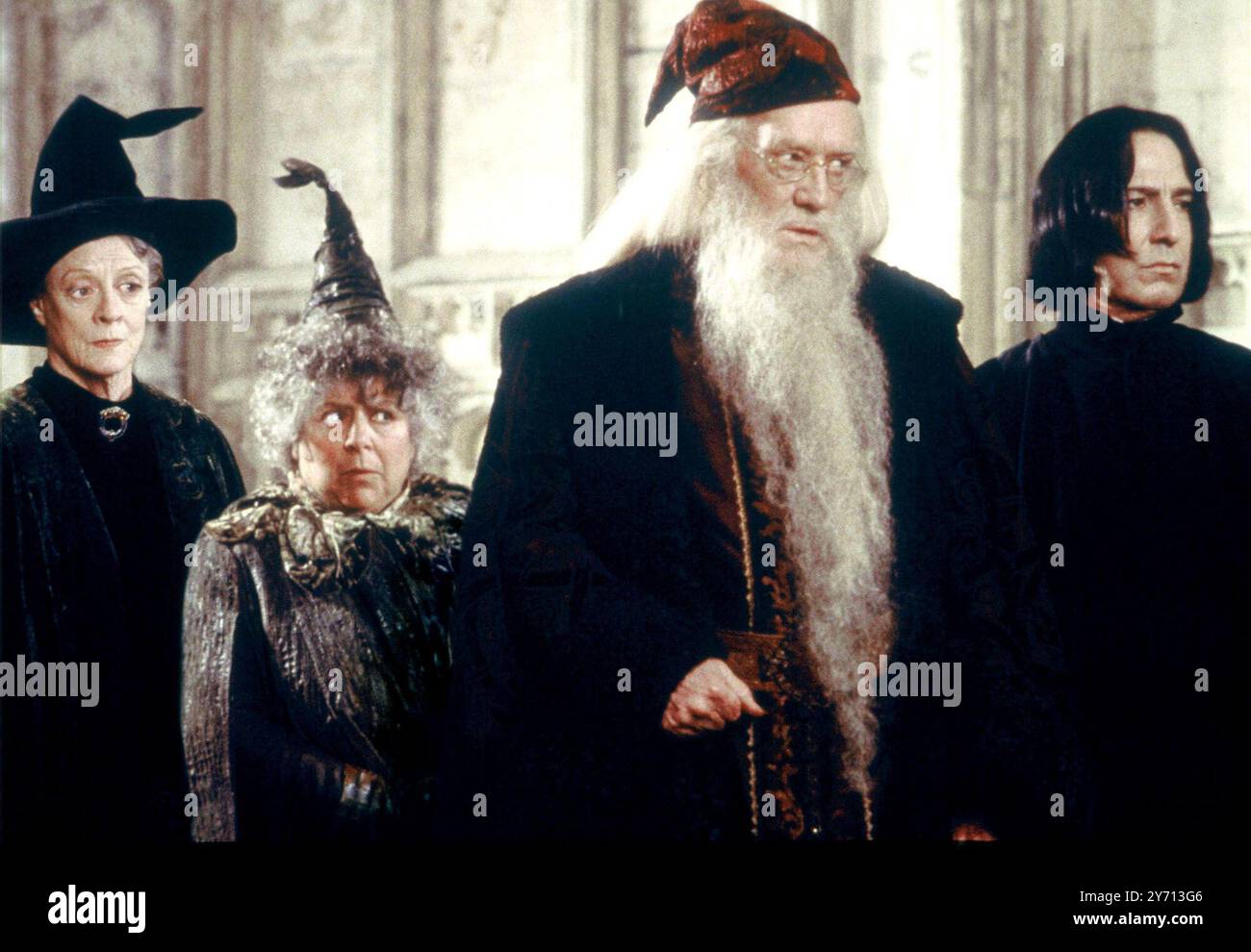 Foto del file datata 26/10/02, di Maggie Smith, Miriam Margolyes, Richard Harris e Alan Rickman star nel ruolo di Minerva MacGonagall, Professer Sprout, Albus Silente e Severus Snape nel film fantasy "Harry Potter e la camera dei segreti". Dame Maggie Smith è morta in ospedale venerdì, i suoi figli Chris Larkin e Toby Stephens hanno detto in una dichiarazione. Data di pubblicazione: Venerdì 27 settembre 2024. Foto Stock