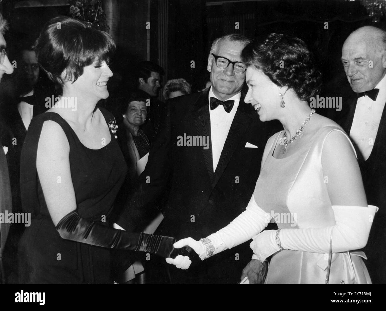 Foto datata 02/05/66 della Regina Elisabetta II presentata a DameMaggie Smith da Sir Laurence Olivier, quando la Regina ha partecipato alla prima di beneficenza del film Otello all'Odeon Theatre di Londra. Dame Maggie Smith è morta in ospedale venerdì, i suoi figli Chris Larkin e Toby Stephens hanno detto in una dichiarazione. Data di pubblicazione: Venerdì 27 settembre 2024. Foto Stock