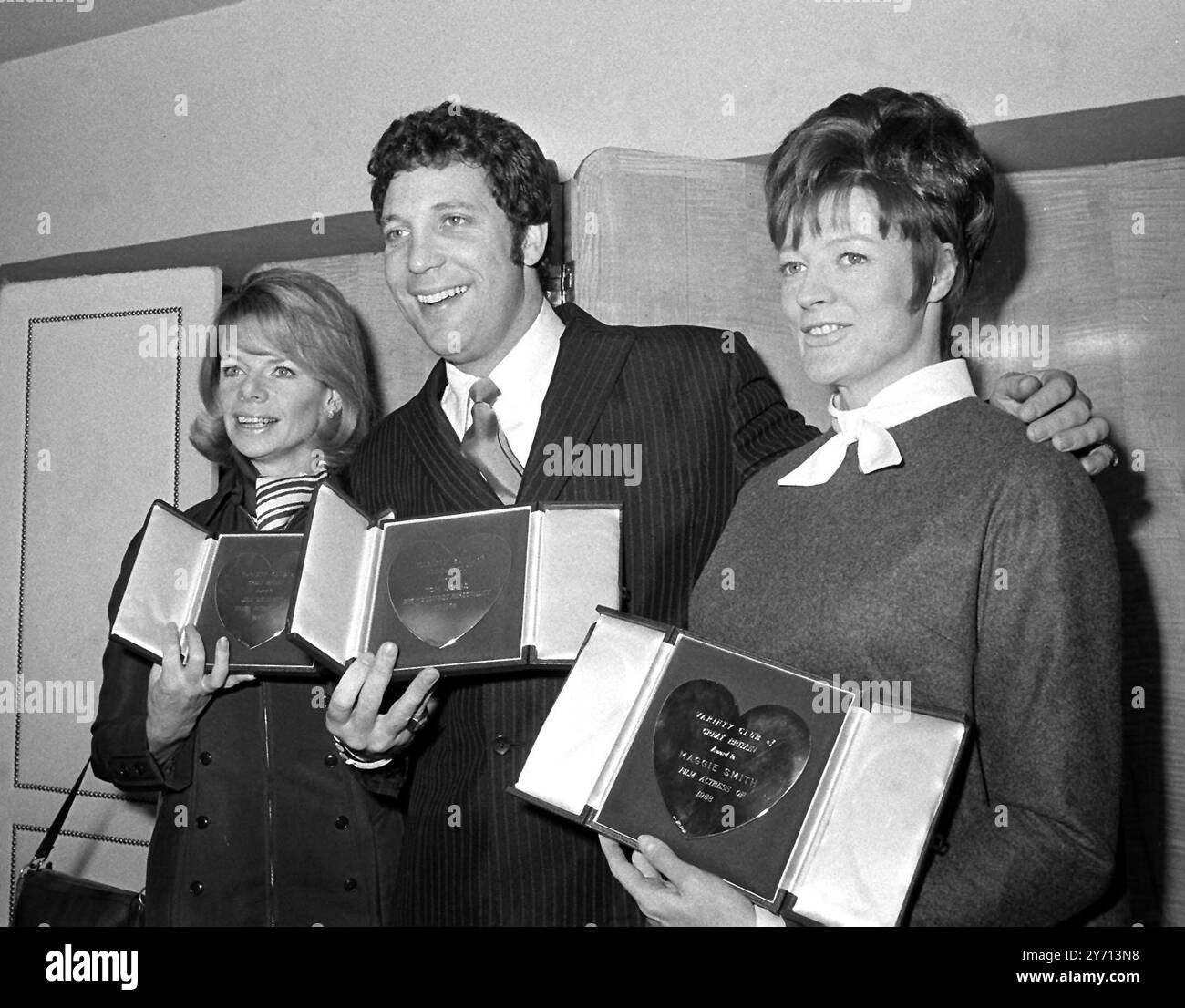 Foto del file datata 11/03/69 di Jill Bennett, Tom Jones e Maggie Smith (da sinistra a destra) con i loro cuori d'argento montati e incisi mostrano premi d'affari assegnati loro dal Variety Club of Great Britain al Savoy Hotel, Londra. Dame Maggie Smith è morta in ospedale venerdì, i suoi figli Chris Larkin e Toby Stephens hanno detto in una dichiarazione. Data di pubblicazione: Venerdì 27 settembre 2024. Foto Stock