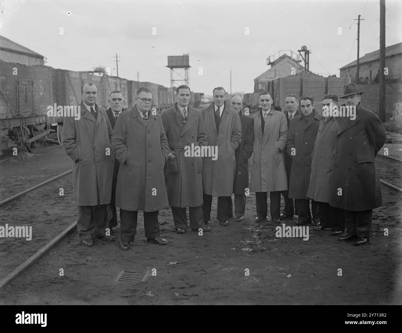 Miniera di carbone di Nonington. 1. C . Supervisore . Asst Undermanager . 2. E . Scommessa . Sud-ovest . 3 . L . Turner . Nord-ovest . 4 . J . Legno . Traffico . 5. G . Evans . Nord-ovest . 6 . B . Bowden . Sud-ovest . 7 . A. Richards . Sud-ovest . 8 . S . Hart . Sud-ovest . 9 . C. Steele . In Enginewright . 10 . J . Griffith. Undermanager . 11 . R.V. Johnson . Manager . Gennaio 1946 Foto Stock