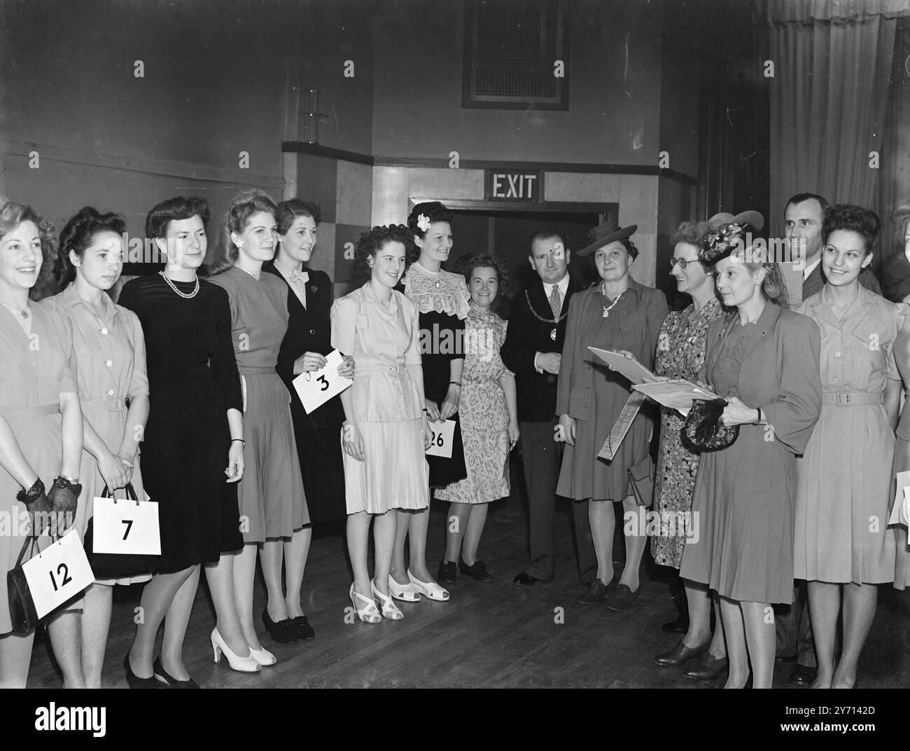 Sig.ra N . Dodds , giudicando le mode - Erith . Gennaio 1946 Foto Stock