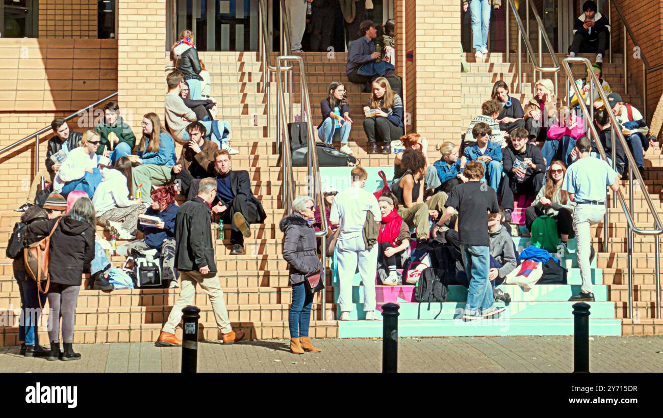 Glasgow, Scozia, Regno Unito. 27 settembre 2024. Meteo nel Regno Unito: Soleggiato nel centro della città. Gli studenti del conservatorio reale di scozia approfittano del sole di fine estate. Credit Gerard Ferry/Alamy Live News Foto Stock