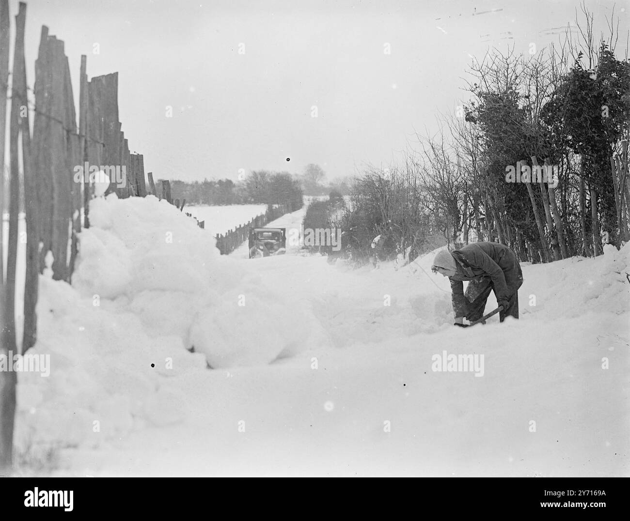 Breadhurst innevata - Signora E. Pye . W.L.A. scavando neve . Gennaio 1947 Foto Stock