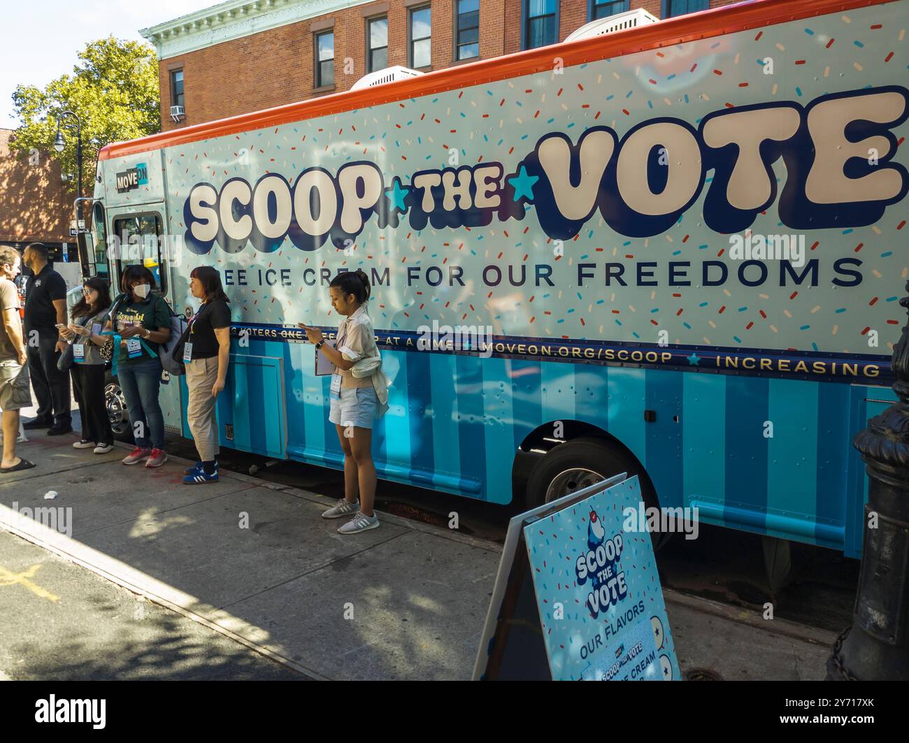 Gli amanti del gelato scendono sul gelato Malia per un gelato gratuito nel quartiere Boerum Hill di Brooklyn, New York, venerdì 20 settembre 2024. La gelateria sta promuovendo la campagna Scoop The Vote organizzata da MoveOn per sostenere la campagna di Kamala Harris per la presidenza. (© Richard B. Levine) Foto Stock