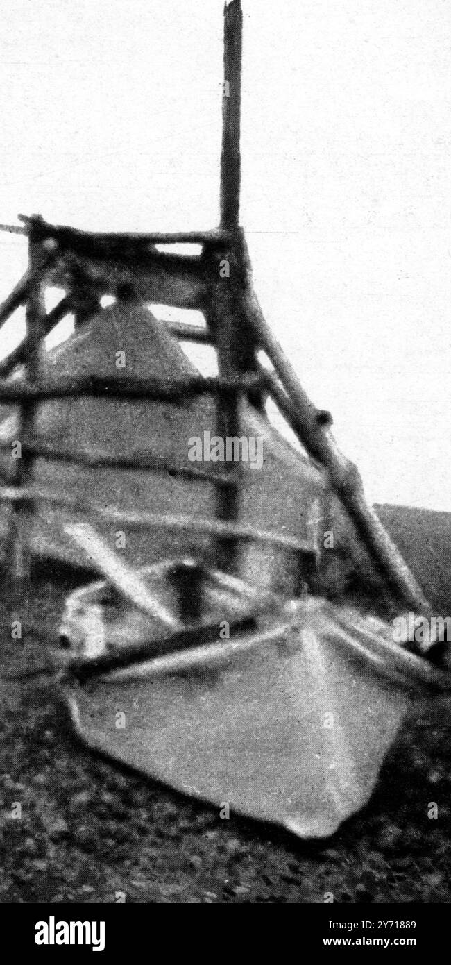 La sfortunata spedizione sull'isola di Wrangel organizzata da Vilhjalmur Stefansson sotto il comando di Allan Crawford, che nel 1921 tentò speculativamente di rivendicarla per il Canada. ADA Blackjack è stato l'unico sopravvissuto Photo Shows: ' Costruito da Ada Blackjack : Una piccola barca di tela ma in grado di navigare . 29 dicembre 1923 Foto Stock