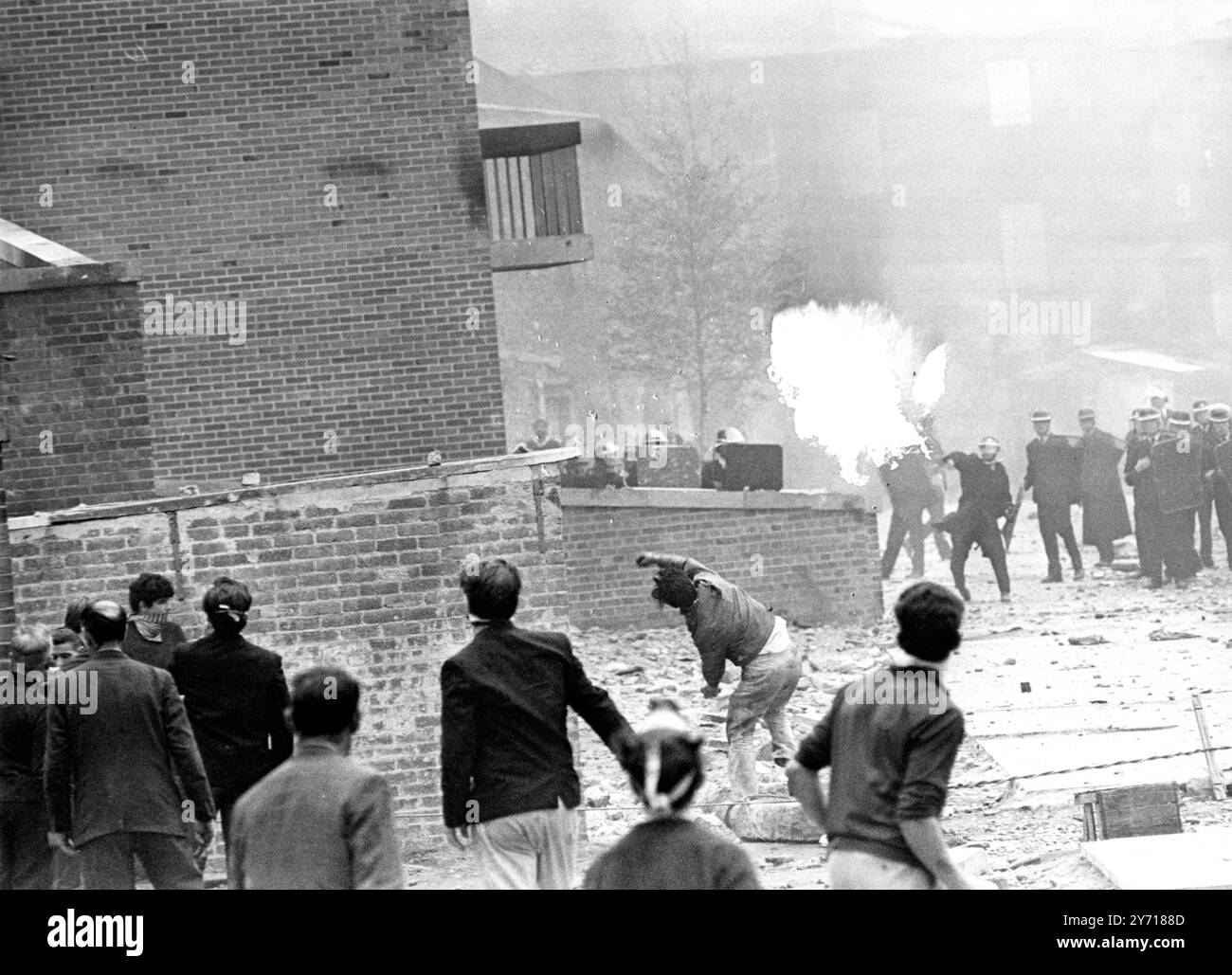 Londonderry : bombardamento di Bogside Un giovane lancia una bomba a benzina fiammeggiante contro la polizia antisommossa dell'Ulster nella zona di Bogside di questa città durante una nuova esplosione di violenza . I giovani hanno lanciato la bomba a benzina mentre la polizia mascherata e protetta ha chiuso un gruppo di rivoltosi il 14 agosto 1969 Foto Stock