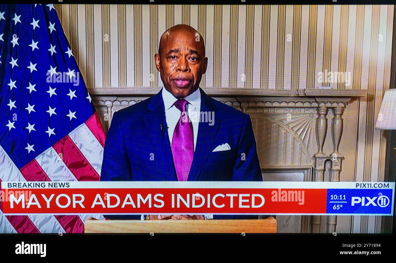Il sindaco di New York Eric Adams si difende e giura di non rassegnare le dimissioni in un video pubblicato mercoledì 25 settembre 2024 su WPIX Television. Adams è stato accusato di accuse federali relative alle sue interazioni con paesi stranieri. (© Richard B. Levine) Foto Stock