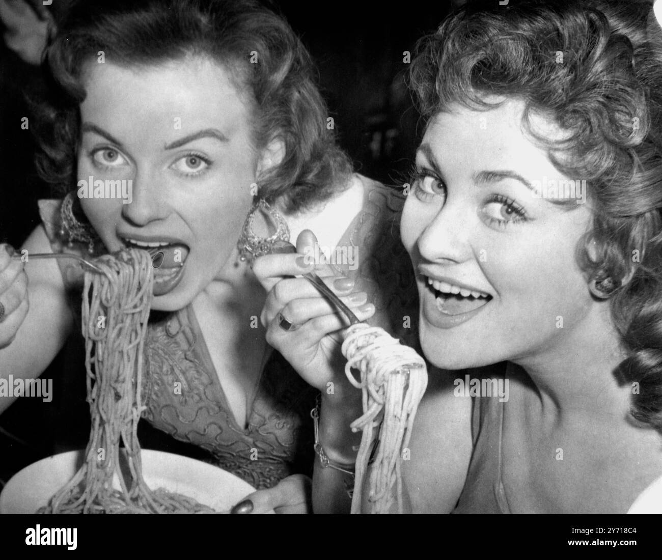 Due belle ragazze viste alla fiera Soho di Londra questo pomeriggio sono state lasciate, Mirva Arvinen , ex Miss Finlandia . A destra c'è una modella londinese Andria Loran del South London . Entrambi sono stati visti godersi il sole estivo oggi . 10 luglio 1956 Foto Stock