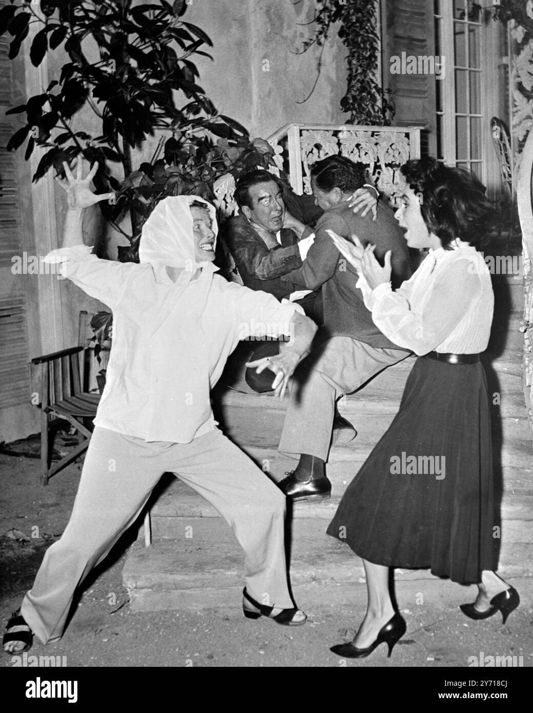 Shepperton Studios , Londra : Un milione di dollari di talento esplode sul set degli Shepperton Studios . Riconosci i combattenti? È Katharine Hepburn (a sinistra) che sta per strisciare le dita nella faccia piovosa di Elizabeth Taylor. Sullo sfondo, l'omicidio blu in corso viene scosso dalla star Montgomery Clift (a sinistra) e dal regista Joseph Mankiewicz . E' successo tutto quando i giornali dicono che le due principali signore di Suddenty, Last Summer, una sceneggiatura di Tennessee Williams, stavano litigando e schiaffeggiando. — Facciamolo bene — disse Liz — diamo davvero il Foto Stock
