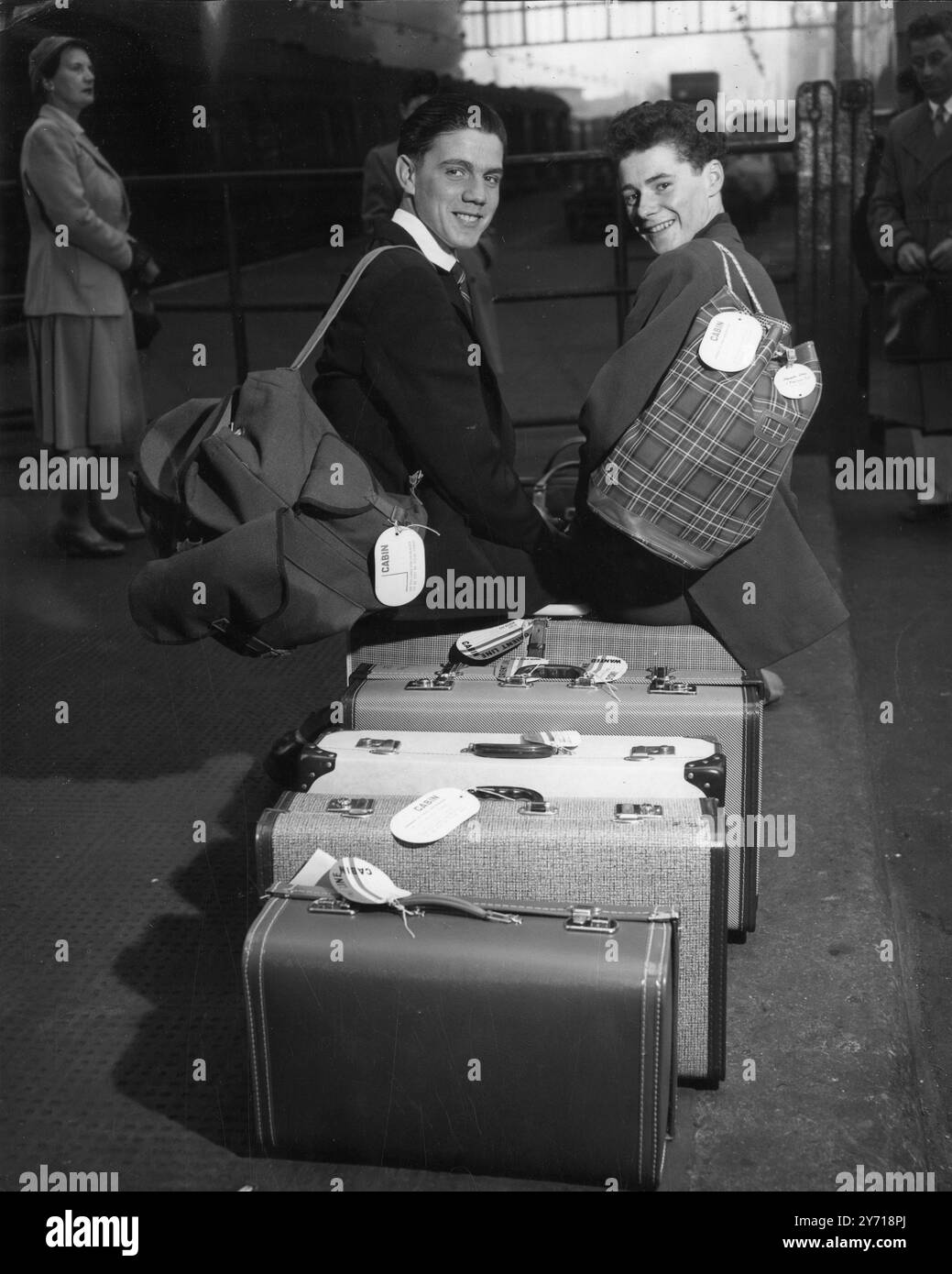 I " fratellini " partirono con un sorriso sperando di una nuova vita in Australia sono Cyril Marsham , di East Dereham , Norfolk (a sinistra) e Alexander Gray di Aberdeen , entrambi di 17 anni , fotografati alla stazione di St Pancras , Londra mentre stavano per partire per Tilbury per borrare la linea Orontes sulla strada per Sydney , Australia . Fanno parte di un gruppo di 30 ragazzi britannici di età compresa tra i 16 e i 19 anni che emigrano in Australia sotto il patrocinio del movimento del grande fratello . Tutti devono intraprendere l'agricoltura. 10 giugno 1959 Foto Stock