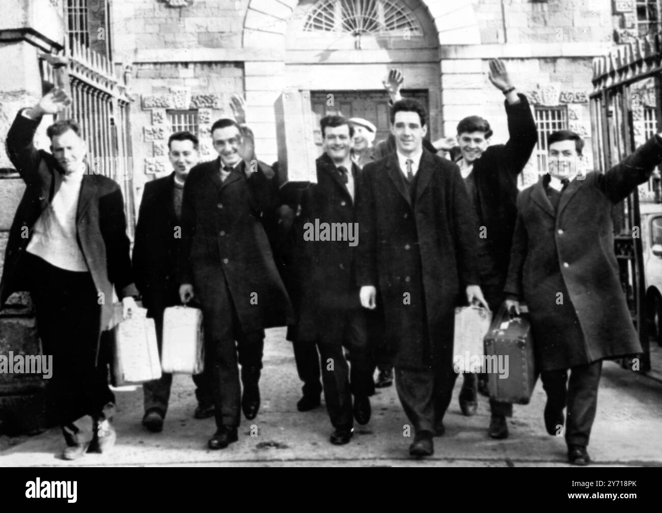 Questo sentimento di libertà si diffonde tra i nove contadini che sono stati liberati , di sorpresa , dal carcere di Mountjoy , dal governo irlandese . Complessivamente ottantasei agricoltori , eroi della protesta degli agricoltori irlandesi sulle politiche agricole del governo , sono stati rilasciati oggi inaspettatamente . E' stata una drammatica fine all' amara furia provocata tra il governo e la militante National Farmers Association NFA che la settimana scorsa ha paralizzato il commercio agricolo irlandese con uno sciopero alimentare che ha costato all' economia circa un milione di sterline in esportazioni di carne e bestiame . 14 marzo 1967 Foto Stock