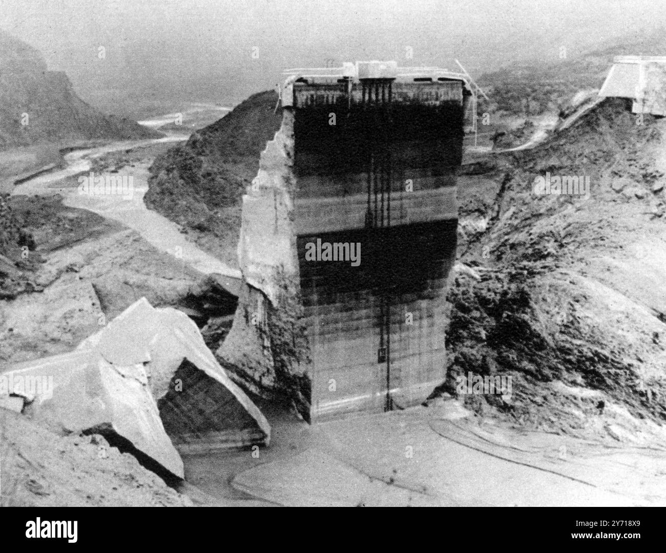 Il terribile disastro del bacino idrico vicino a Los Angeles in cui morirono circa 400 persone : tutto ciò che rimase dopo di esso cedette il passo , rilasciando 12 miliardi di litri d' acqua : la parte superstite della struttura alle ore 01:00 del mattino del 13 marzo 1928 , la diga del bacino idrico di San Francesco , 45 miglia a nord di Los Angeles e parte di un sistema di acquedotti per quella città , improvvisamente cedette il posto , lasciando perdere circa dodici miliardi di litri d'acqua , che spazzarono il Canyon di San Francisquito in un devastante torrente. Sui 400 abitanti della valle, solo pochi fuggirono. Il giorno seguente 246 cassoni Foto Stock