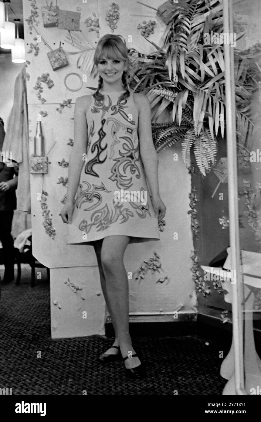 Irvine Sellars ha aperto una nuova boutique in Wardour Street, Soho, 22 marzo 1967. Nella boutique , una ragazza può comprare un vestito di carta per quindici scellini e farlo dipingere mentre attende il suo disegno , al costo totale di quarantacinque scellini o comprare un vestito di lino per cinque ghinee o otto ghinee dipinte. Questa immagine mostra la modella Jackie Lewis , 20 anni , che indossa un abito di lino . 22 marzo 1967 Foto Stock