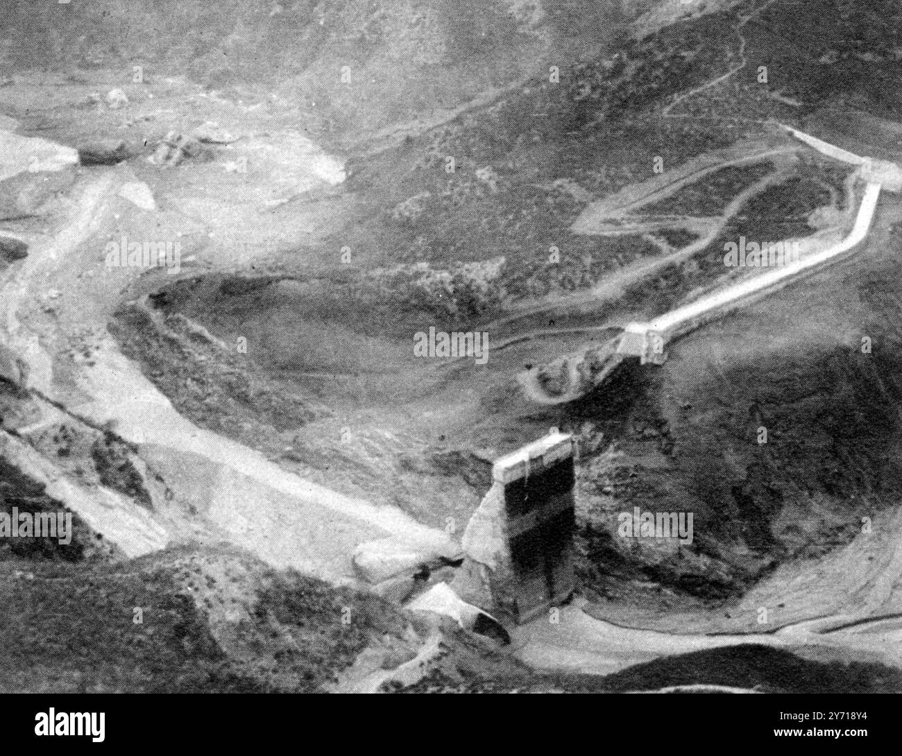 Il terribile disastro del bacino idrico vicino a Los Angeles in cui morirono circa 400 persone: Una vista aerea della diga di San francesco dopo il suo crollo . Alle 01:00 del mattino del 13 marzo 1928, la diga del bacino idrico di San Francesco , 45 miglia a nord di Los Angeles e parte di un sistema di acquedotti per quella città , improvvisamente cedette il posto , lasciando perdere circa dodici miliardi di litri d'acqua , che spazzarono il Canyon di San Francisquito in un devastante torrente. Sui 400 abitanti della valle, solo pochi fuggirono. Il giorno seguente furono recuperati 246 corpi. Centinaia di case sono state distrutte, e il tappeto Foto Stock