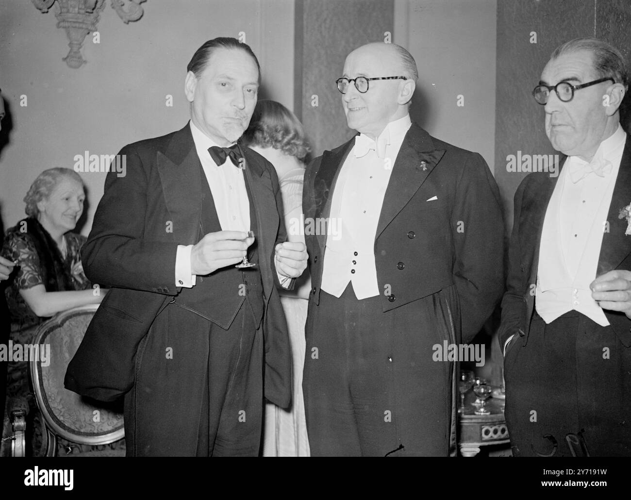 COMPTON MACKENZIE OTTIENE IL TITOLO DI CAVALIERE IN ONORE DI COMPTON MACKENZIE , l'autore ( Edward Montague Compton Mackenzie ) che riceve un Knighthood nella Queen's Birthday Honours List . Compton Mackenzie, giunto al suo 70° anno, pubblicò il suo primo romanzo " The Passionate Elopement " nel 1911. Fu educato a St. Paul's School , e Magdalen College , Oxford , e prestò servizio nei Dardanelli nella prima guerra mondiale . Nell'ultima guerra fu capitano della Guardia Nazionale. 17 marzo 1949 Foto Stock