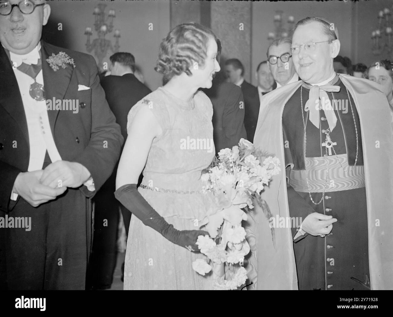 A ST . LA NOTTE DEI PATRICKS BANCHETTO della sua eccellenza il delegato apostolico , Mons. William Godfrey , con la Sig.ra Nunan , moglie del Presidente ( Dr. M.D. Nunan ) al 20° Club dell'Università Nazionale d'Irlanda. Annuale St. La cena di Patrick's ay si tiene alla Grosvenor House di Londra. 17 marzo 1949 Foto Stock