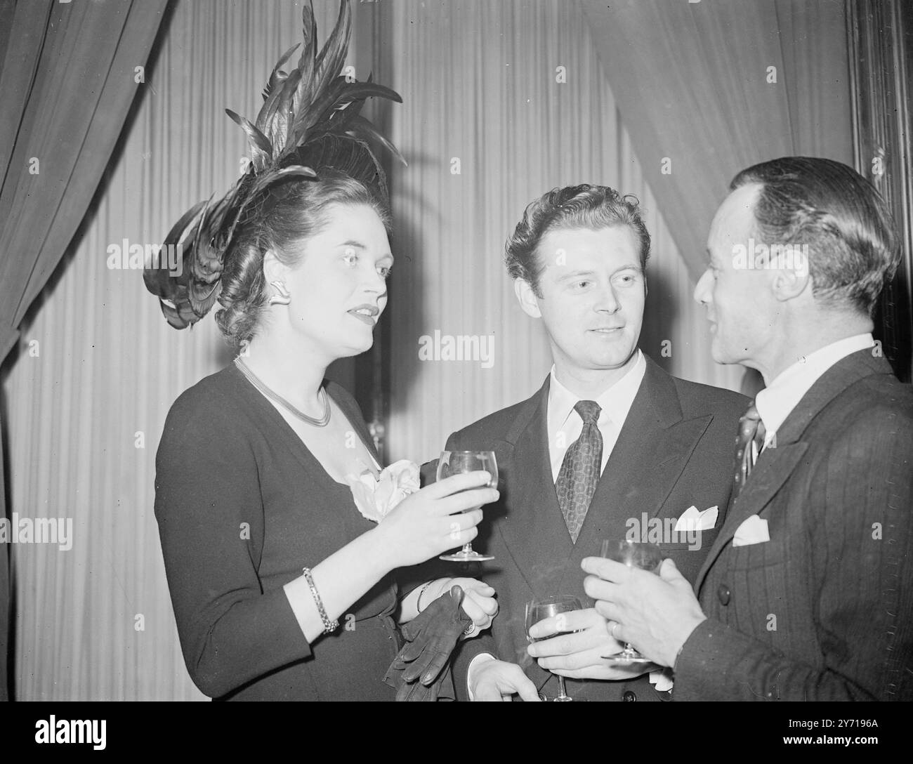 SPOTLIGHT FASHION la star del cinema MARGARETTA SCOTT indossa un impressionante cappello in piuma mentre partecipa a '' The Spotlight'' 21 est. Festa di compleanno in occasione della pubblicazione del primo numero di The American and European Spotlight'' presso il Ritz Hotel di Londra. Spotlight è la più grande directory di casting al mondo . Difficilmente un film o un pelo è prodotto in Gran Bretagna senza riferimento alle sue pagine . Il più grande numero sarà pubblicato a maggio e conterrà annunci pubblicitari per circa 600 artisti . 15 marzo 1949 Foto Stock