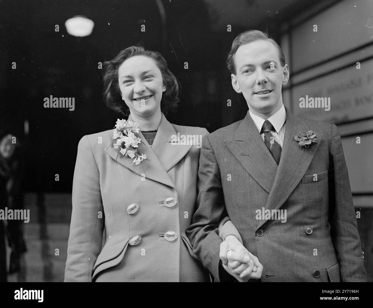 LADY ELIZABETH SI SPOSA PER LA SECONDA VOLTA Lady ELIZABETH TOWNHEND , 31 , ex Lady Elizabeth White , figlia della marchesa madre di Gladys Townshend , divenne sposa per la seconda volta quando sposò l'attore di 26 anni Mt . JOHN CLIFFORD ROBERTS a Caxton Hall , Londra . Lady Elizabeth , che 's mar Ridge di Sir Richard White fu sciolta nel 1947 , cambiò il suo cognome in Lady Elizabeth Townshend , Un anno fa . L' IMMAGINE MOSTRA :- la sposa e lo sposo ritratti dopo il loro matrimonio a Caxton Hall . 15 marzo 1949 Foto Stock