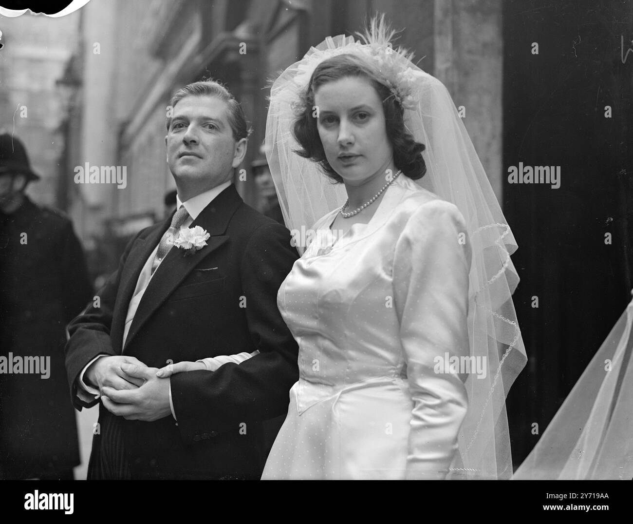 NIPOTE DEL SIGNOR . CHURCHILL SPOSA il signor . GILES ROMILLY, nipote del Sig. Winston Churchill , era sposato con la signorina MARY BALL - DODD , figlia maggiore di un medico di York , presso la Chiesa di nostra Signora , Warwick Street , Londra . Sig. Romilly , corrispondente di guerra , fu arrestato dai tedeschi quando entrarono a Narvik nell' aprile 1940 . Fu internato con altri prigionieri che erano parenti dei leader di guerra britannici . Keitel , ex capo dell' alto comando tedesco , lo chiamò a dare prova di un trattamento soddisfacente nei campi tedeschi . L'IMMAGINE MOSTRA :- la sposa e lo sposo lasciando il c Foto Stock