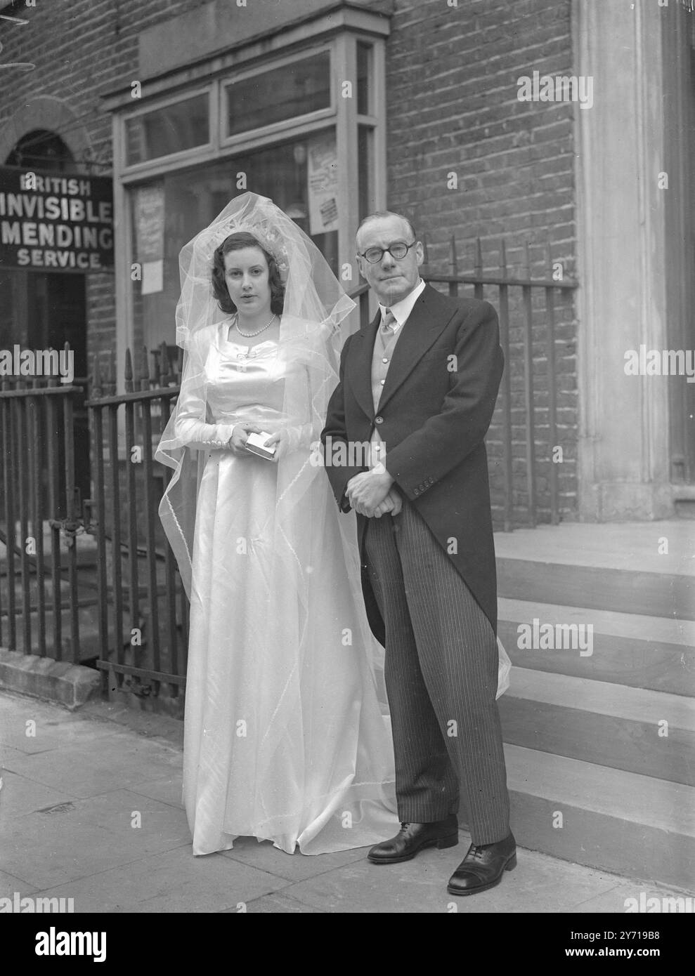 NIPOTE DEL SIGNOR . CHURCHILL SPOSA il signor . GILES ROMILLY, nipote del Sig. Winston Churchill , era sposato con la signorina MARY BALL - DODD , figlia maggiore di un medico di York , presso la Chiesa di nostra Signora , Warwick Street , Londra . Sig. Romilly , corrispondente di guerra , fu arrestato dai tedeschi quando entrarono a Narvik nell' aprile 1940 . Fu internato con altri prigionieri che erano parenti dei leader di guerra britannici . Keitel , ex capo dell' alto comando tedesco , lo chiamò a dare prova di un trattamento soddisfacente nei campi tedeschi . IMMAGINI :- la sposa che lascia Hinde Street , Manch Foto Stock