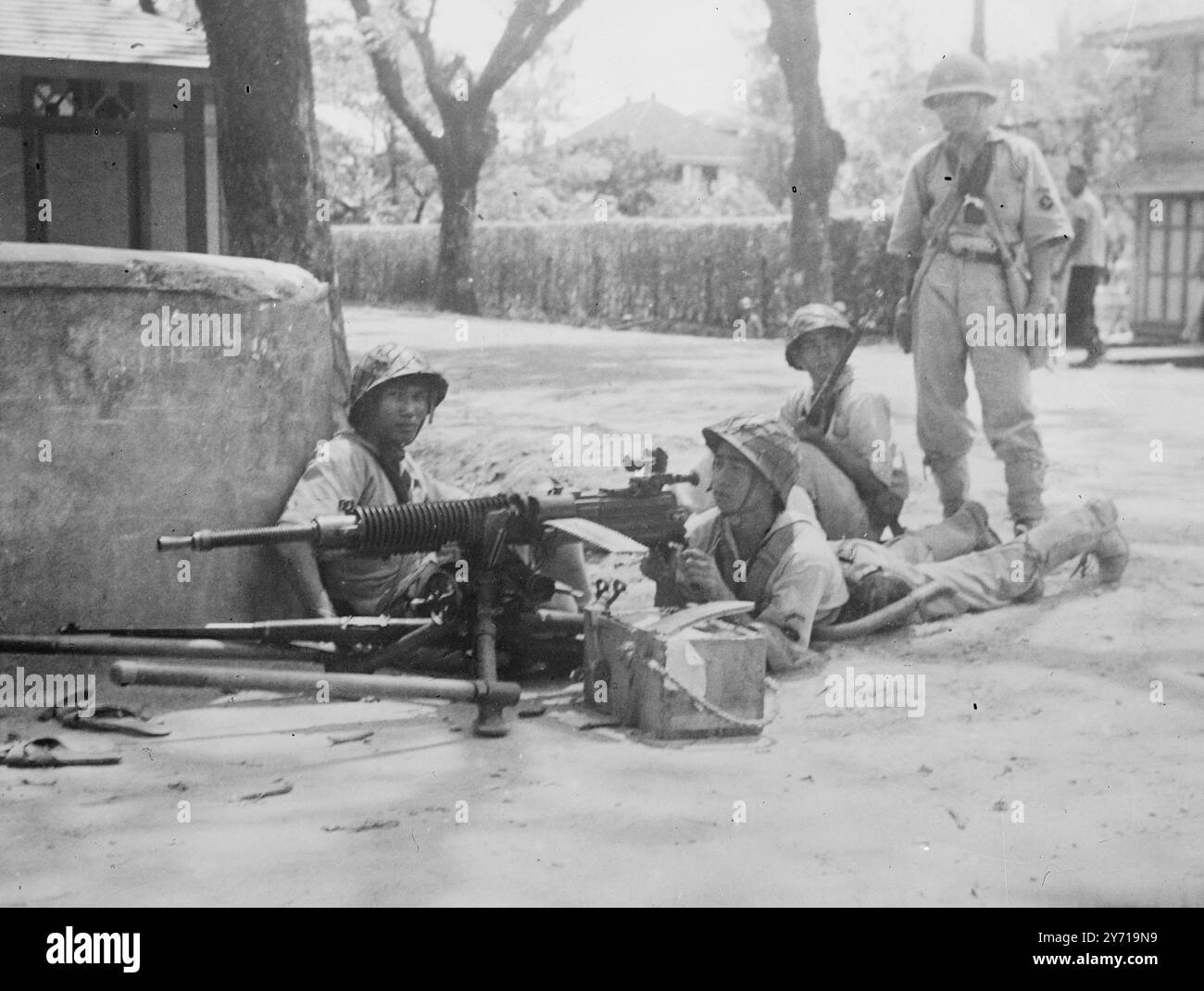 FIGTING A BANGKOK ha ricevuto oggi per via aerea questa immagine è stata contrabbandata fuori dalla battaglia di Bangkok , capitale del Siam , dove lo scorso fine settimana sono scoppiati combattimenti nelle strade principali tra forze navali e militari siamesi . I veicoli blindati comandati da soldati e cannoni anticarro comandati da marines entrarono in azione gli uni contro gli altri . Foto Stock