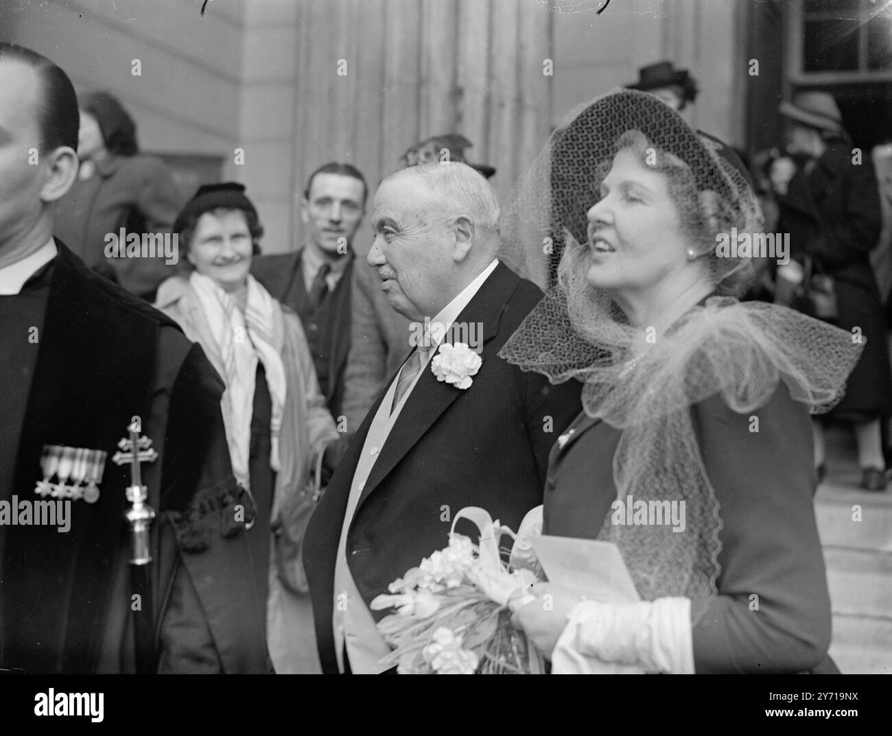 78 ANNI SQUIRE SPOSA DEL 44 MAGGIORE E.F. ST . GIOVANNI, di Slinfold Lodge (Sussex) che è lo scudiero del villaggio di Slinfold, si sposò a St. Marks , North Audley Street , Londra a 44 anni Miss SARAH BEATRICE BUSTON , figlia del defunto col , e la signora . John P.M. Burton , ex di Brasted House , Brasted , Kent . Maggiore St. Giovanni avrà 79 anni a luglio . È un membro di spicco di Crawley e Horsham Hunt . Prestò servizio con gli Yeoman imperiali nella guerra sudafricana , e servì anche nella prima guerra mondiale . LA FOTO MOSTRA :- LA SPOSA E LO SPOSO LASCIANDO ST Foto Stock