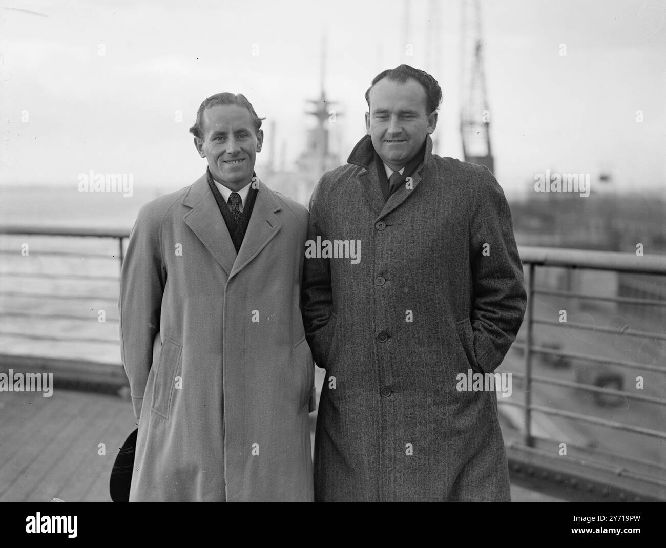 QUALCOSA IN COMUNE gli arrivi a bordo della linea '' Orcades'' che attraccava a Southampton erano il signor. G.E. TRIBE ( a sinistra ) ex giocatore di test cricketer , che è tornato in Inghilterra dall'Australia per giocare a cricket nella Central Lancashire League . Con lui c'è il signor. D. FOTHERGILL , che è qui per uno scopo simile . Giocherà a cricket professionistico nella Lancashire League , e prima di salire a bordo della linea in Australia , si è sposato . Sua moglie è arrivata con lui. Marzo 1949 Foto Stock