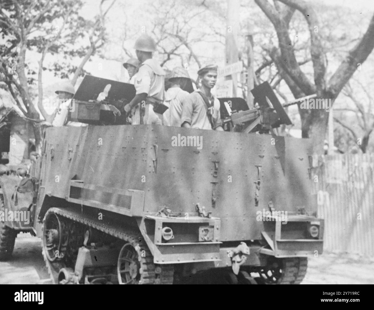 COMBATTIMENTI A BANGKOK ricevuti per via aerea oggi questa immagine è stata contrabbandata fuori dalla battaglia - strappata Bangkok , capitale del Siam , dove i combattimenti sono scoppiati nelle strade principali lo scorso fine settimana tra le forze navali e militari siamesi . I veicoli blindati comandati da soldati e cannoni anticarro comandati da marines entrarono in azione gli uni contro gli altri . La foto mostra :- pattuglia dei Marines siamesi con un portabombardiera a mezzo binario durante lo scoppio della « guerra civile » . 5 marzo 1949 Foto Stock