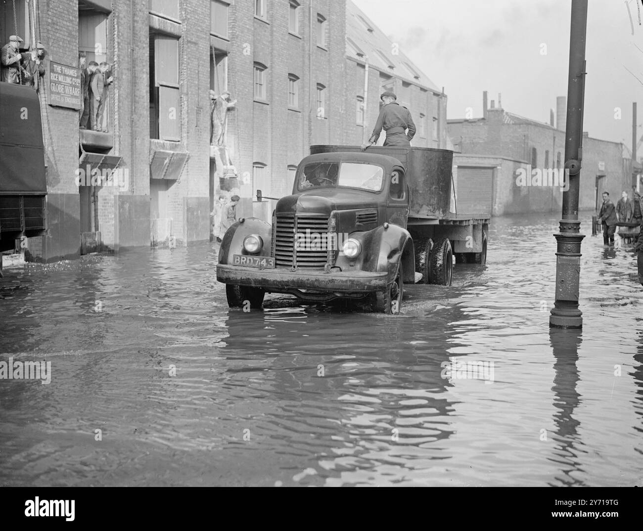 LA BATTAGLIA DEL TIDEWAY Un camion si batte attraverso la Rotherhithe Street allagata a Bermondsey, Londra, quando il vecchio padre Tamigi si fece scosso a causa della marea anormale e dei venti di marcia. In tutte le stazioni di polizia lungo il fiume è stata tenuta una vigilanza speciale, mentre il fiume è traboccato in molti luoghi. Marzo 1949 Foto Stock
