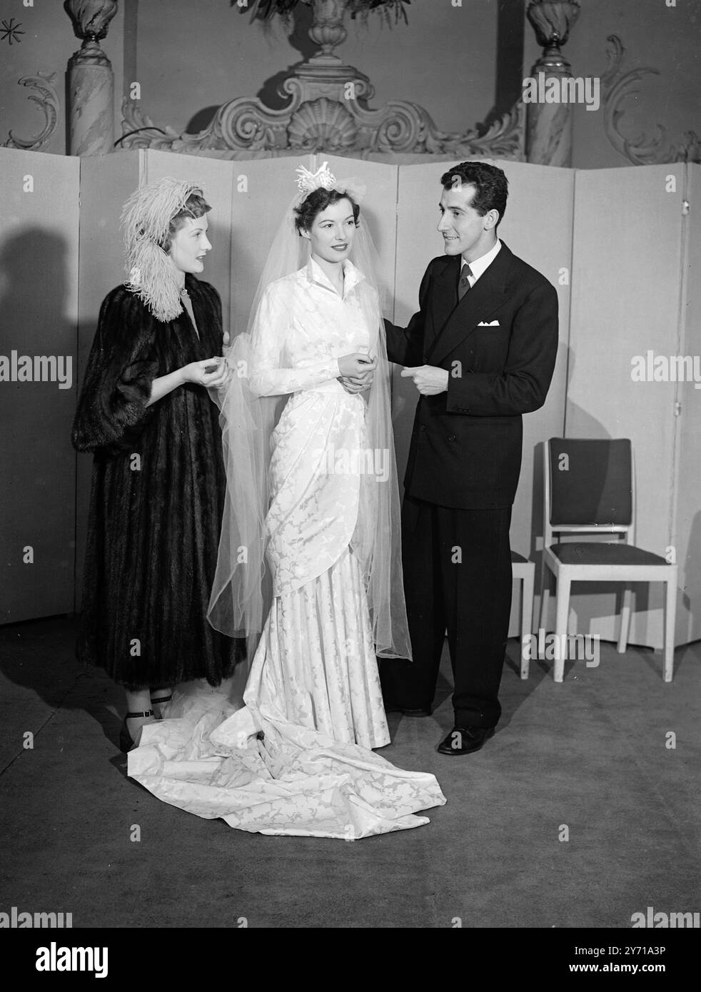 ELEGANZA LIBERALE NELLA MODA l'ultima recluta dell'industria della moda londinese, il canadese francese di 27 anni, GASTON MALLET, figlio di un liberale canadese, ha esposto i suoi stili a Londra. Le sue idee liberali sul fashion design si rivolgono più all'elegante che allo starling come prova della collezione di oggi '' che va verso una linea più dritta ''. Convinto che poche donne apprezzino i colori che meglio si addicono a loro , i suoi preferiti sono il nero , il grigio e il beige . Gaston fu addestrato dal famoso designer francese, Balmain. IMMAGINI :-Designer Gaston Mallet e attrice cinematografica Anne Crawford Foto Stock
