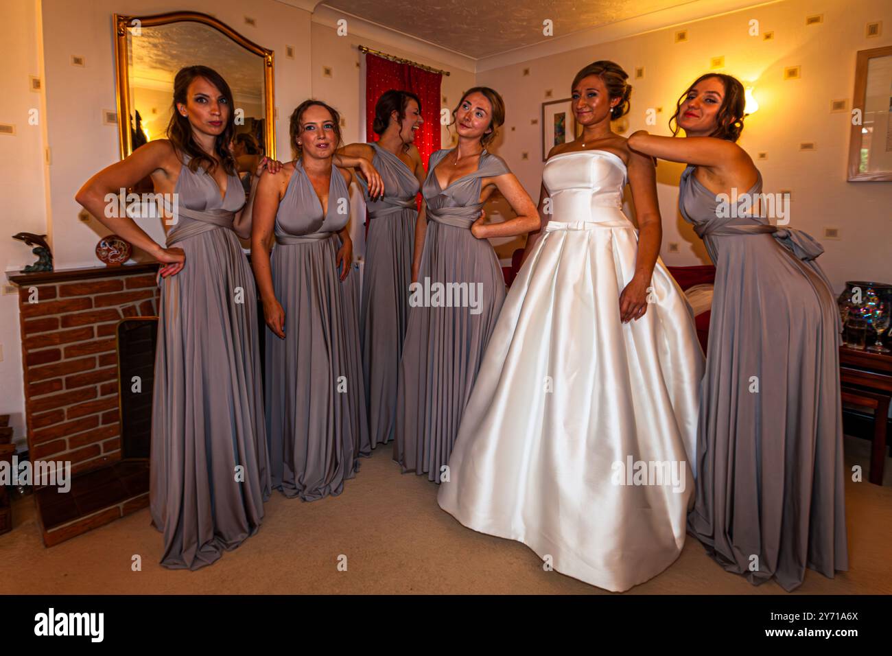 Sposa con bridesmaids Foto Stock